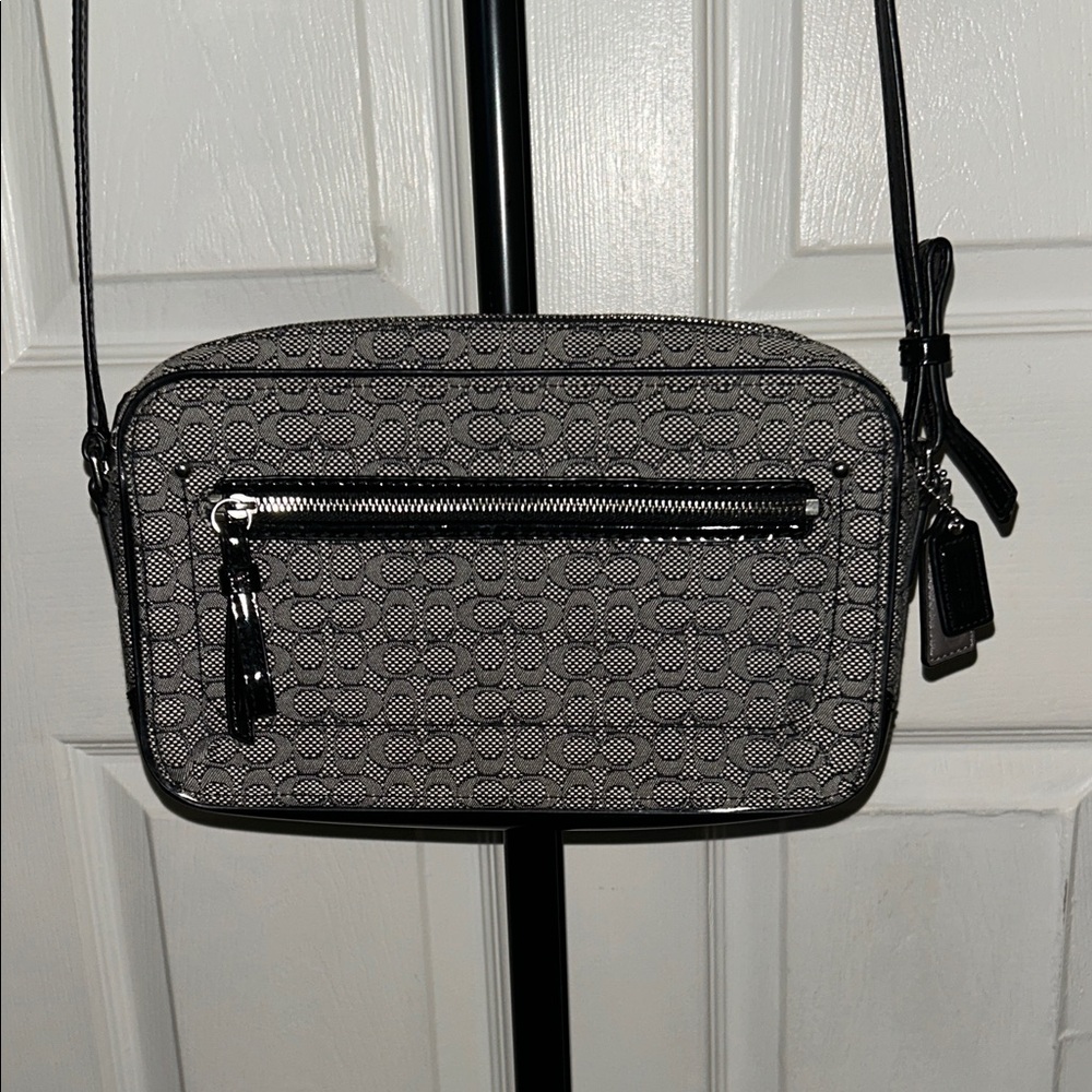 Coach Signature Crossbody Bag, EUC, both hangtags 🏷️